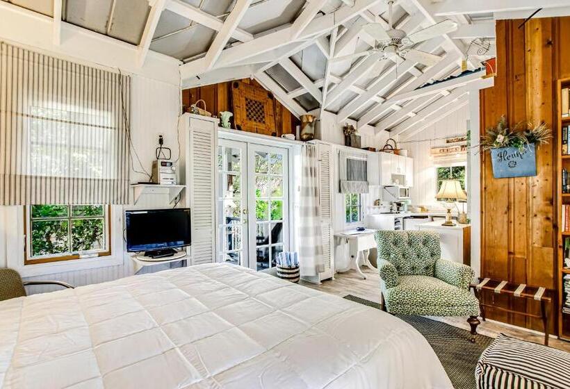 هتل Baby Breezy Tree House