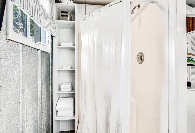 هتل Baby Breezy Tree House