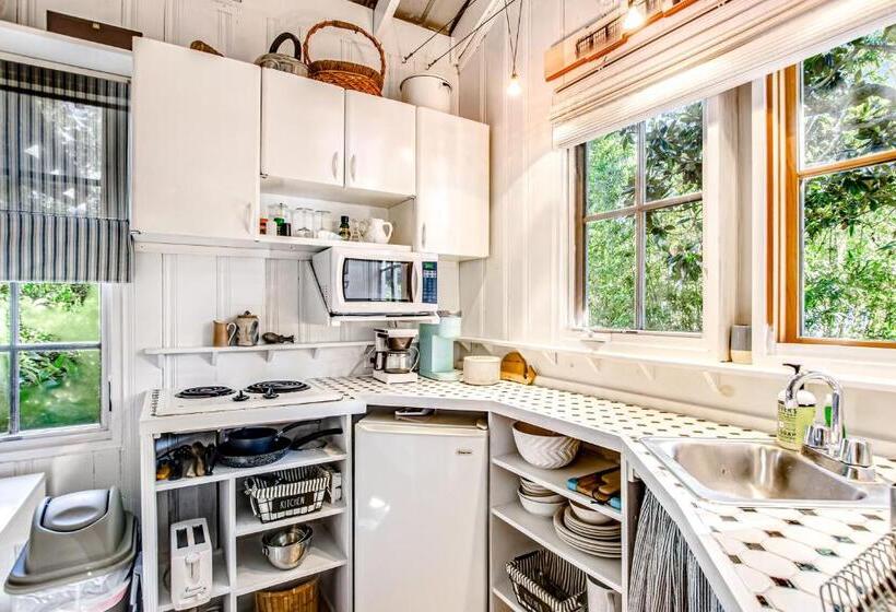 هتل Baby Breezy Tree House