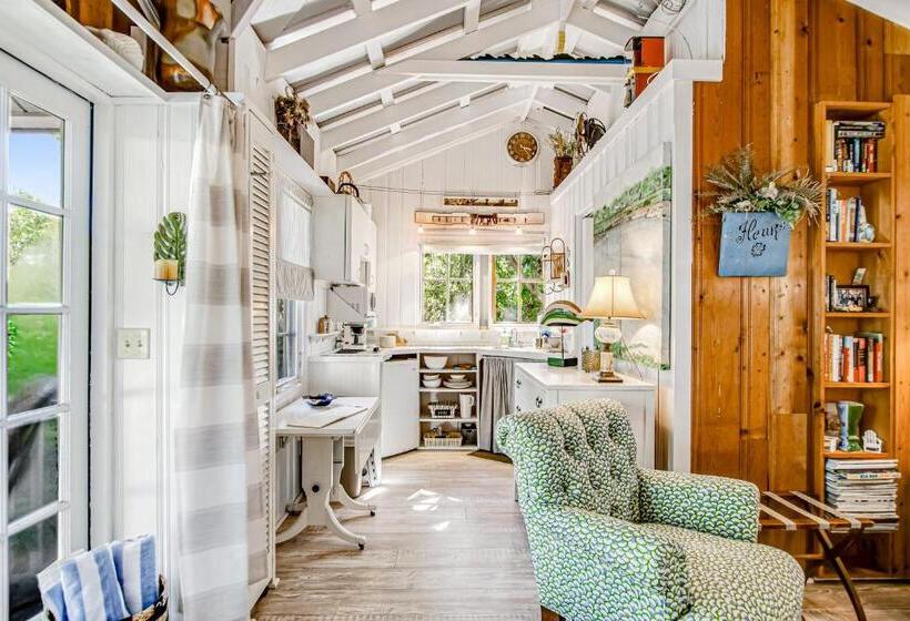 هتل Baby Breezy Tree House