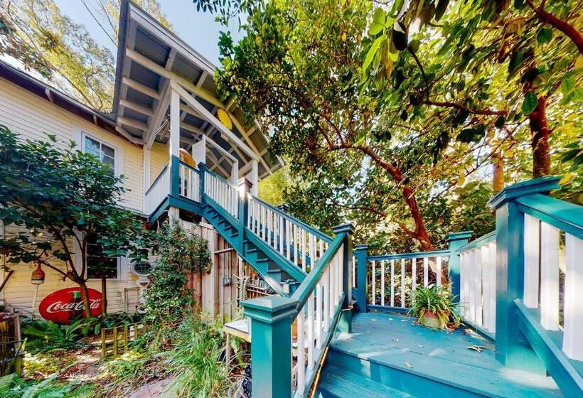 هتل Baby Breezy Tree House