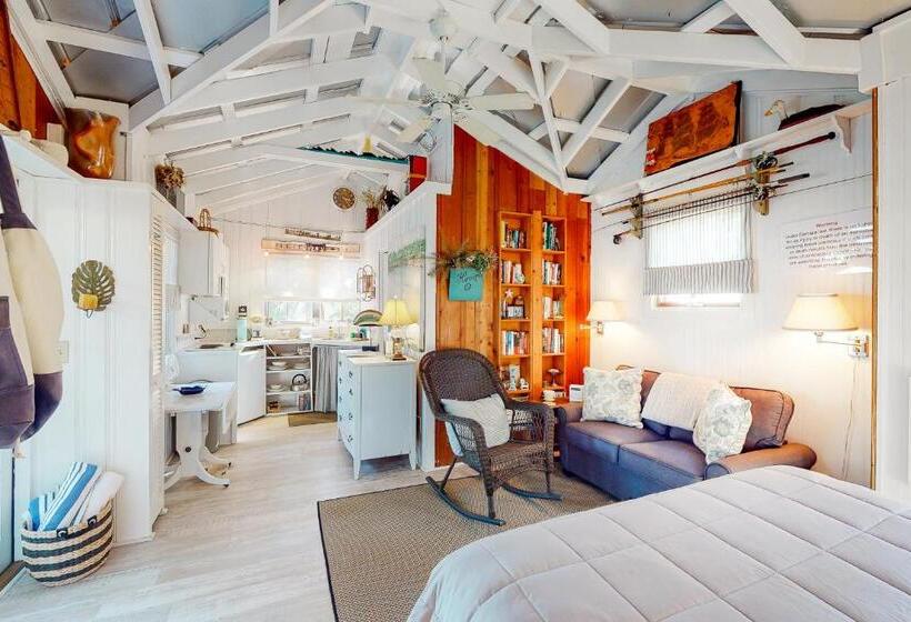 هتل Baby Breezy Tree House