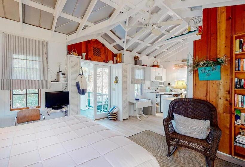 هتل Baby Breezy Tree House