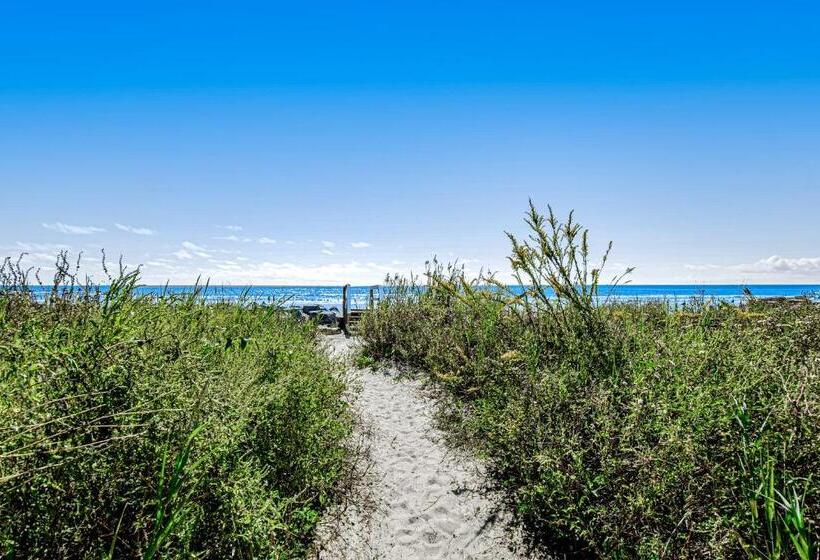 هتل Baby Breezy Tree House