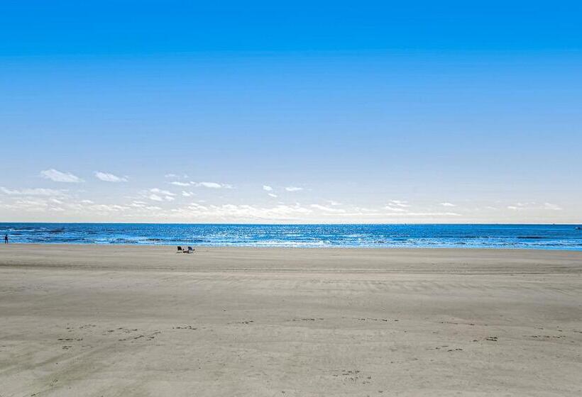 هتل Baby Breezy Tree House