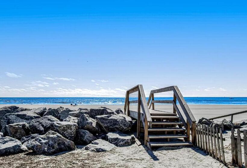 هتل Baby Breezy Tree House