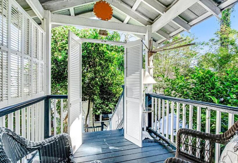 هتل Baby Breezy Tree House