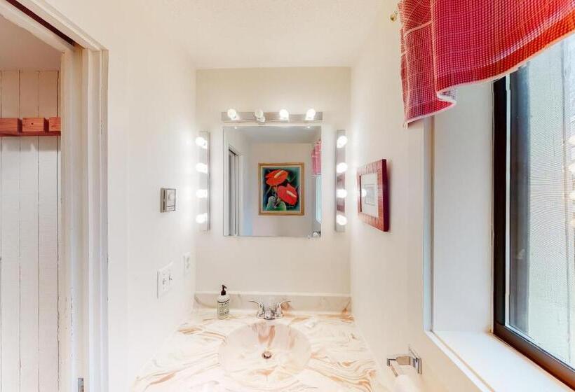 فندق Bromley Village   Clovers 767a