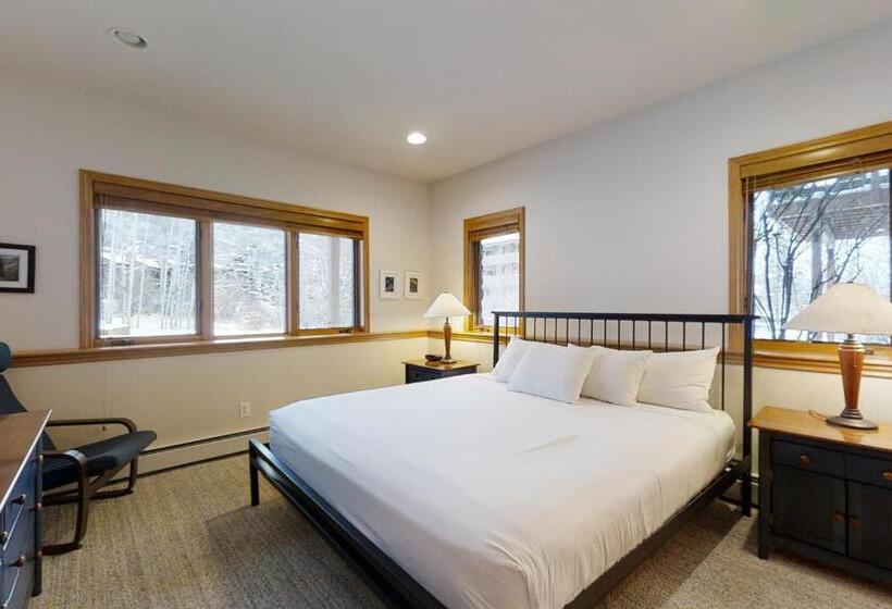 בית מלון כפרי Evergreens 03