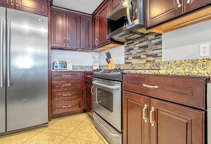 Отель Jade East Towers 720