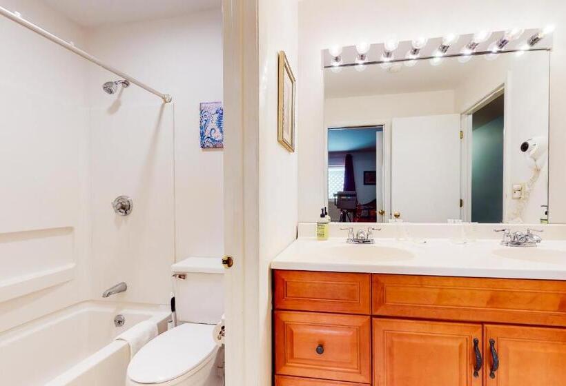 호텔 Lake Winnipesaukee Retreat