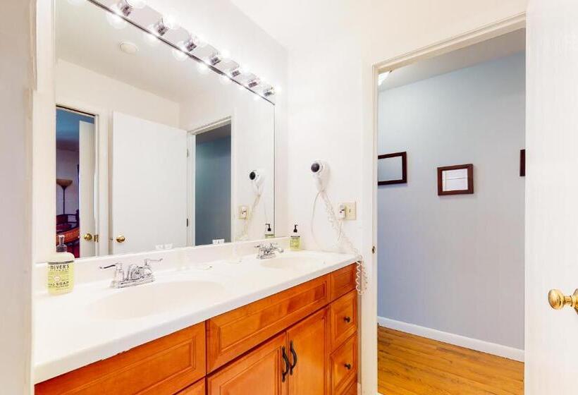 호텔 Lake Winnipesaukee Retreat