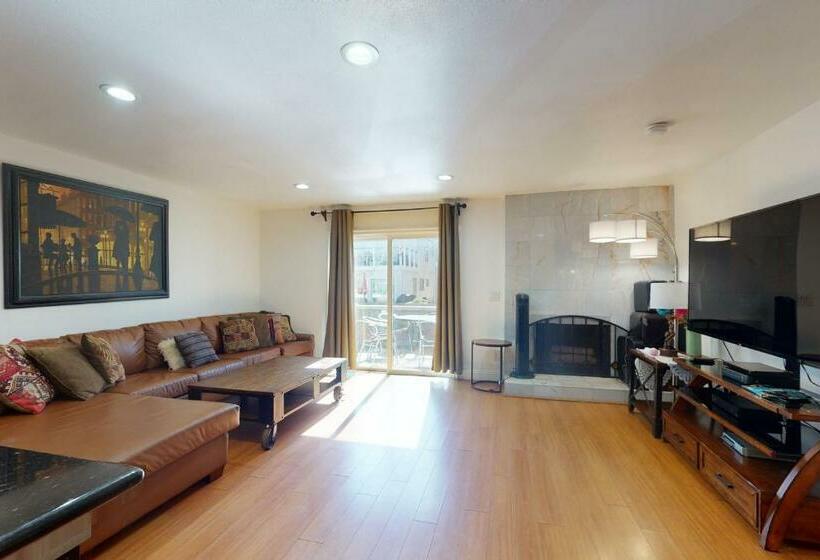 فندق Newport Family Castle