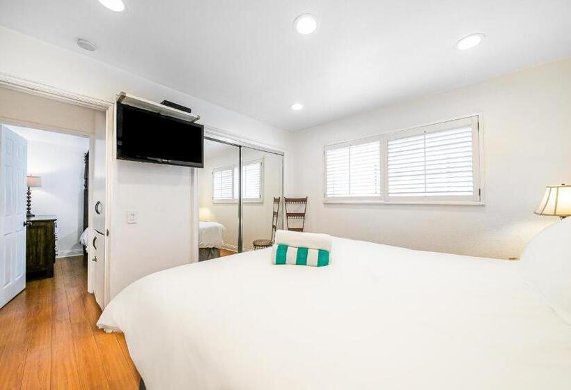 فندق Newport Family Castle