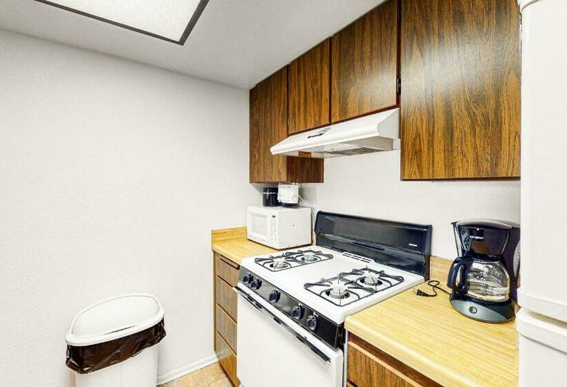 Отель Riviera Garden Villa