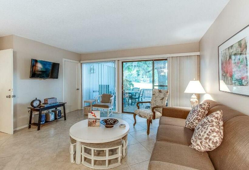 Отель Hickory Cove 18