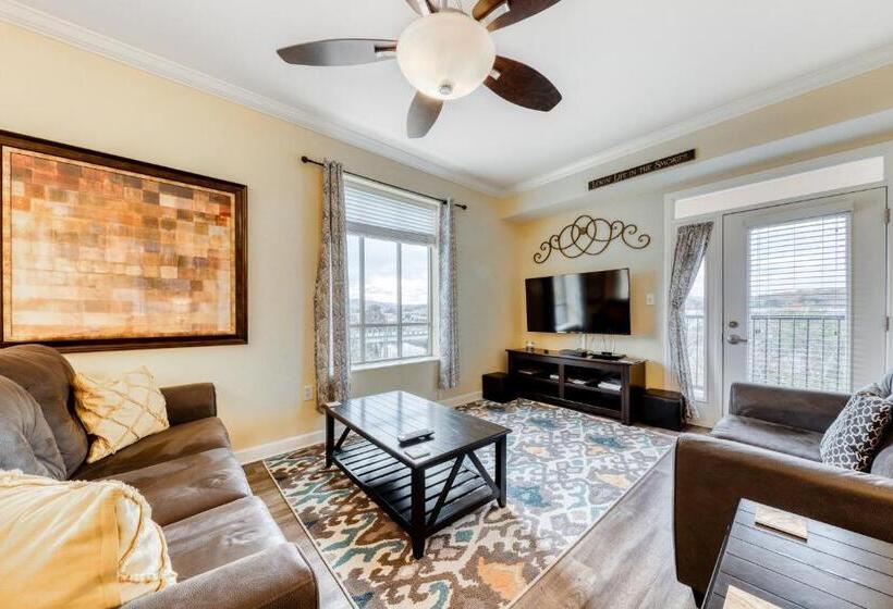 هتل River Crossing 401