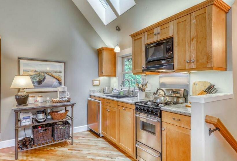 فندق Serene Redwood Retreat