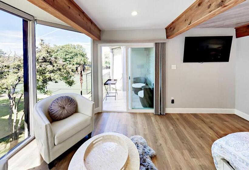 Отель 104 World Of Tennis Square #104