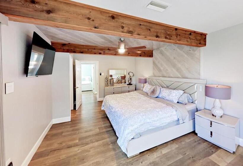 Отель 104 World Of Tennis Square #104