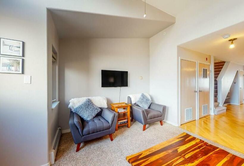 Отель At The Crossroads