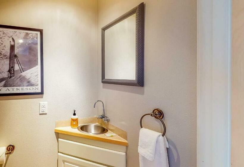 Отель At The Crossroads