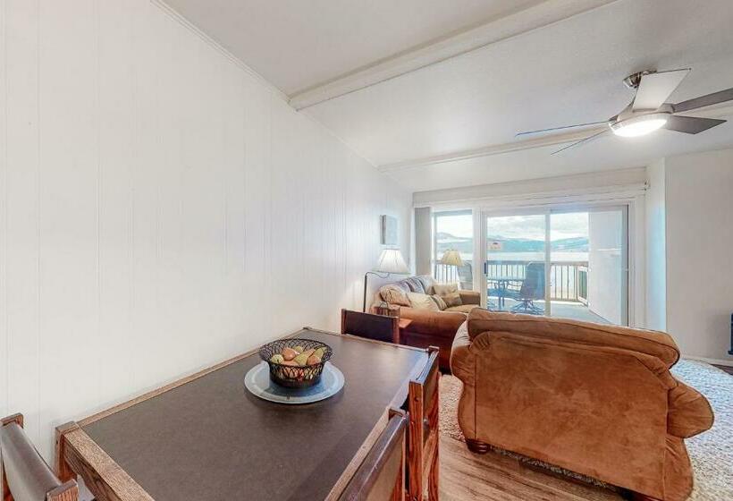 בית מלון כפרי Lakeside Mountain Retreat