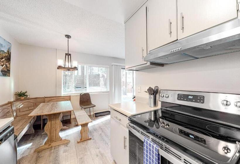 בית מלון כפרי North Tahoe Nest