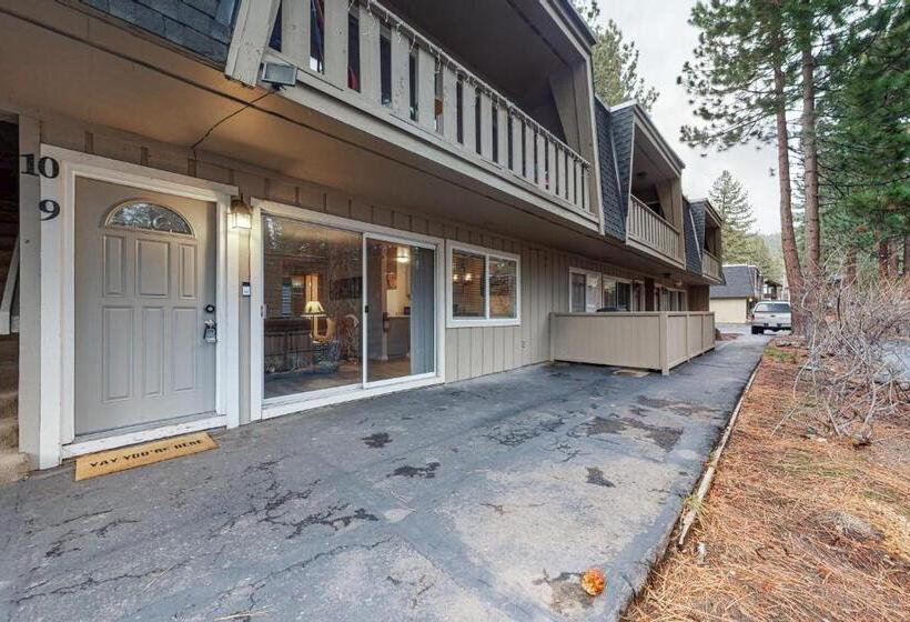 בית מלון כפרי North Tahoe Nest