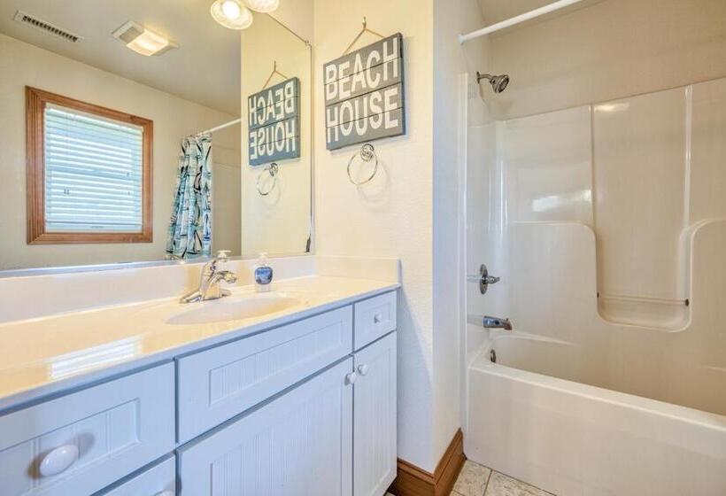 فندق Coastal Charm 220