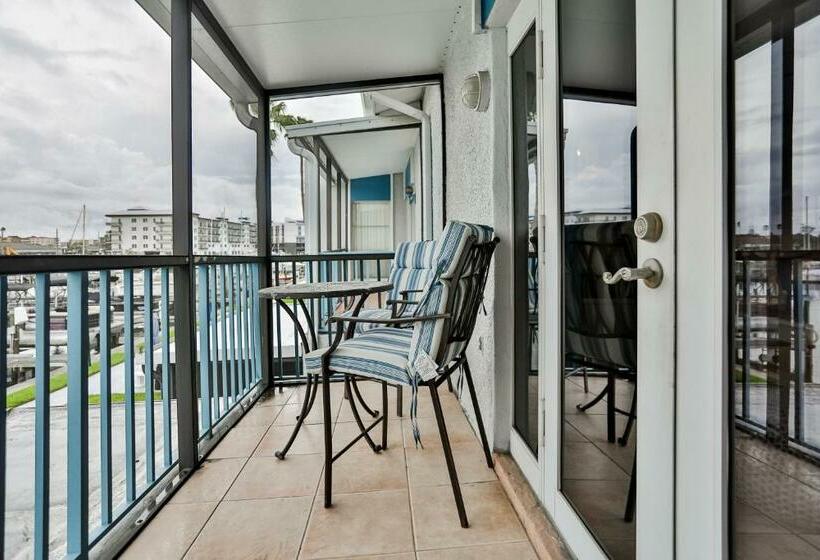 فندق Dockside Destiny