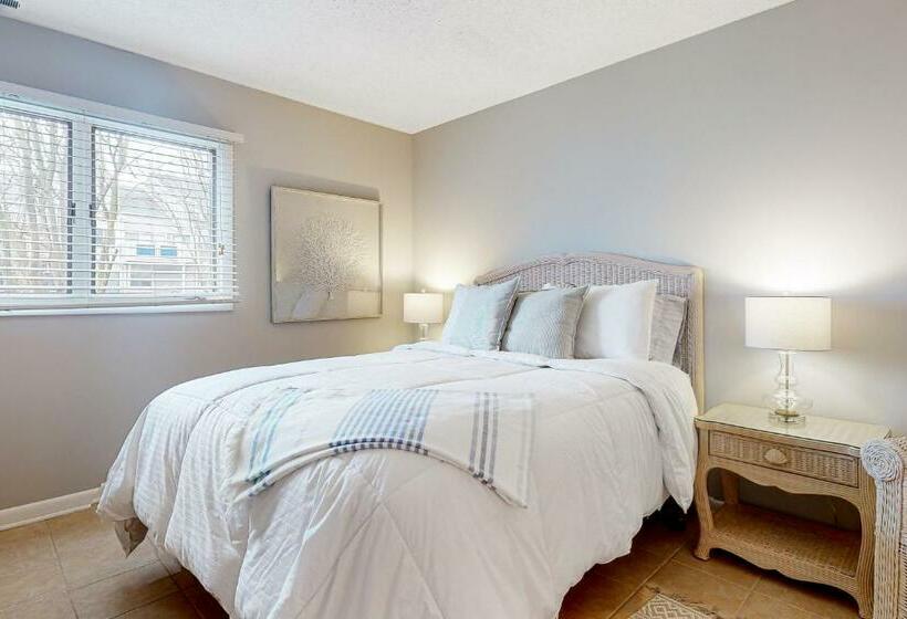 בית מלון כפרי East Of The Sun     39770 East Sun Dr #112