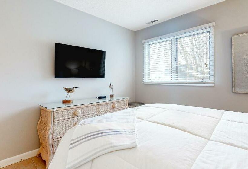 בית מלון כפרי East Of The Sun     39770 East Sun Dr #112