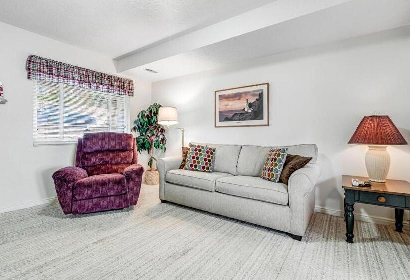 Отель Marina Retreat