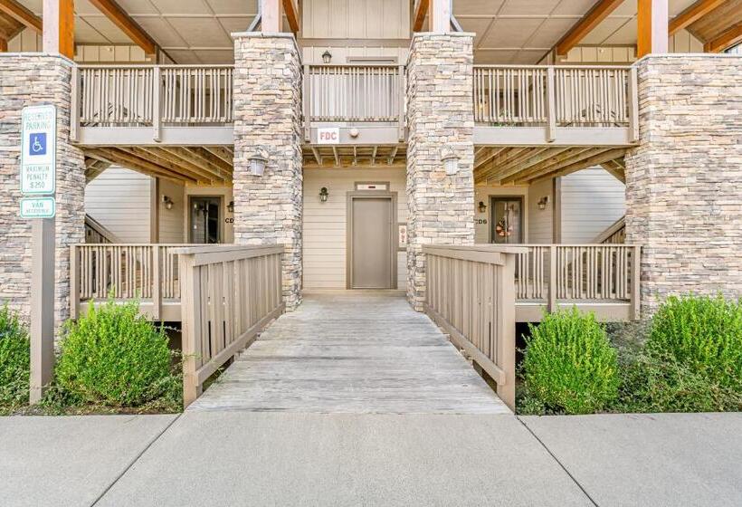 Отель Red Tail Summit