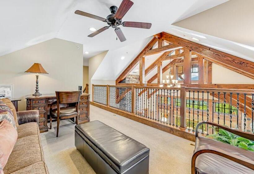 Отель Red Tail Summit