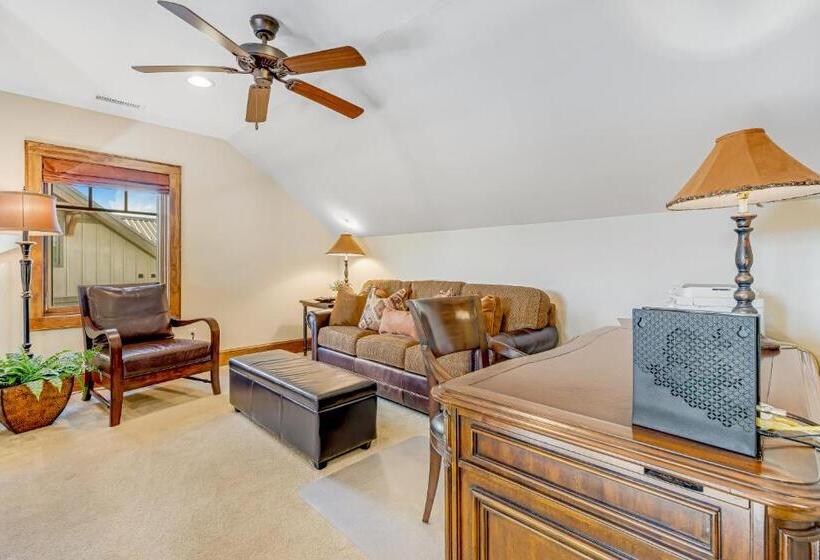 Отель Red Tail Summit