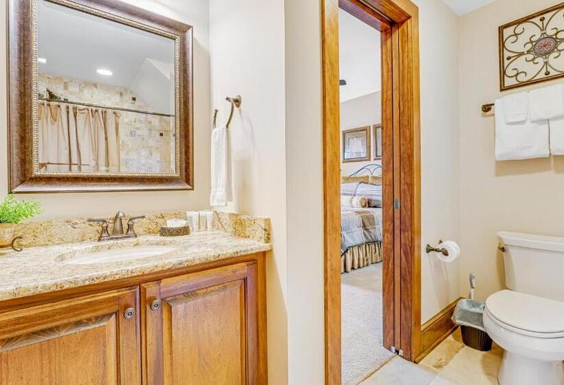 Отель Red Tail Summit