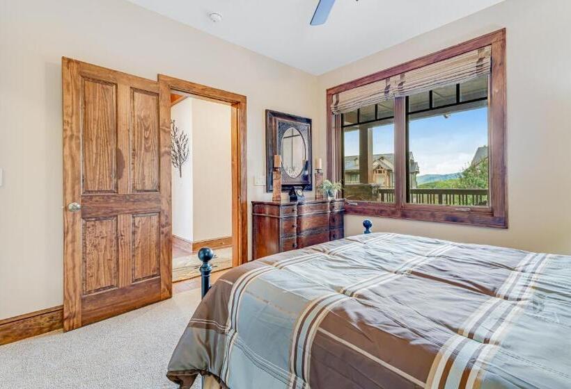 Отель Red Tail Summit