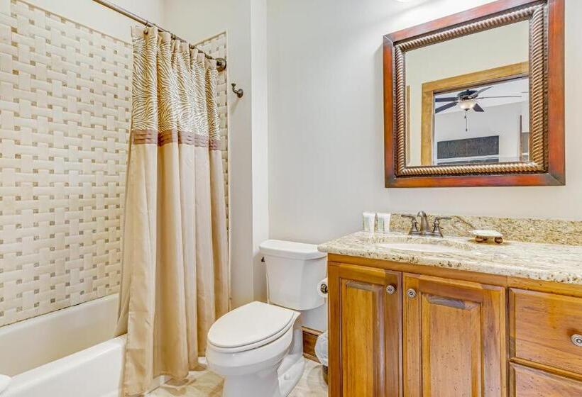 Отель Red Tail Summit