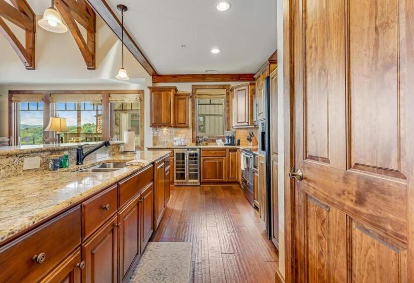 Отель Red Tail Summit