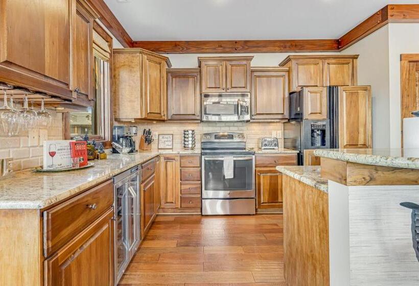 Отель Red Tail Summit