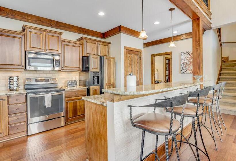 Отель Red Tail Summit