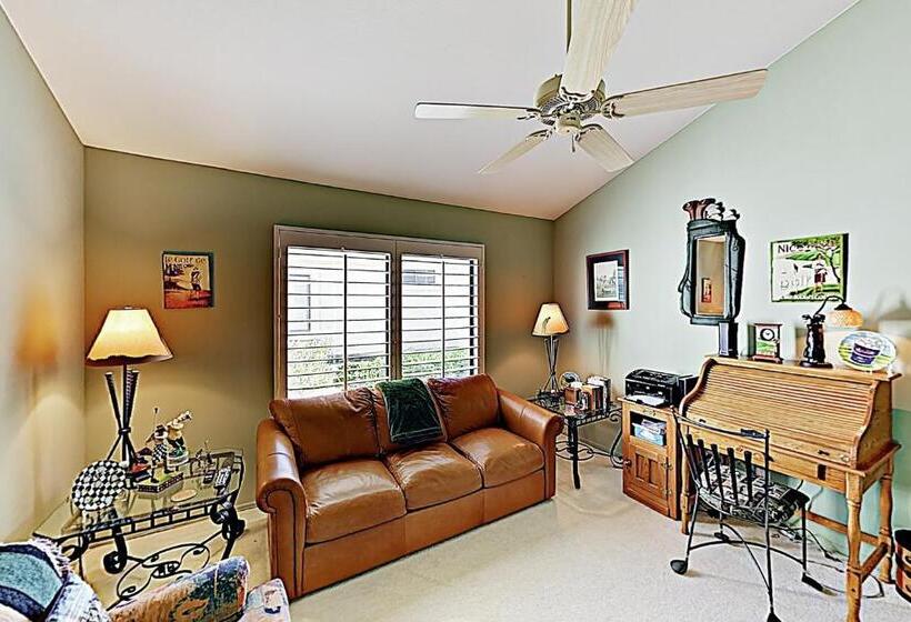 Отель Riviera Oasis