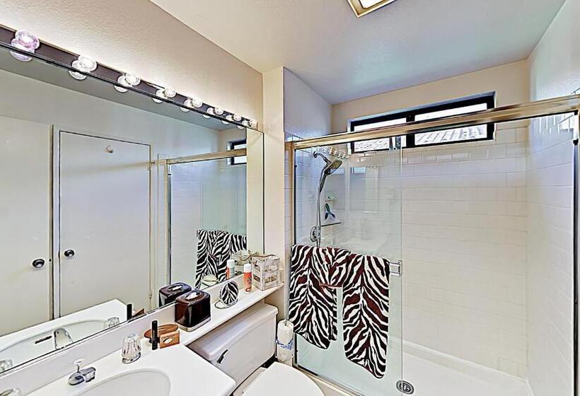 Отель Riviera Oasis