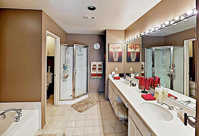 Отель Riviera Oasis