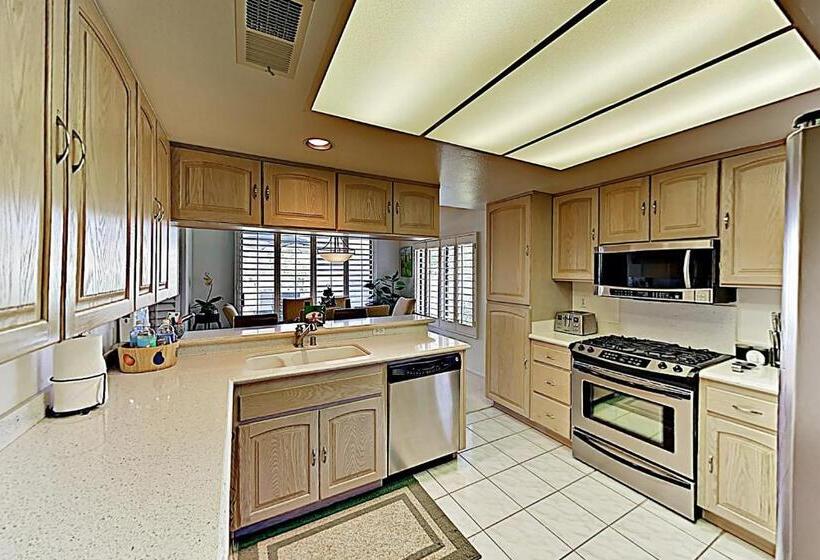 Отель Riviera Oasis