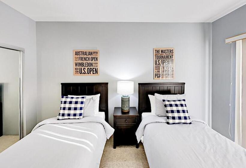 Отель Riviera Oasis