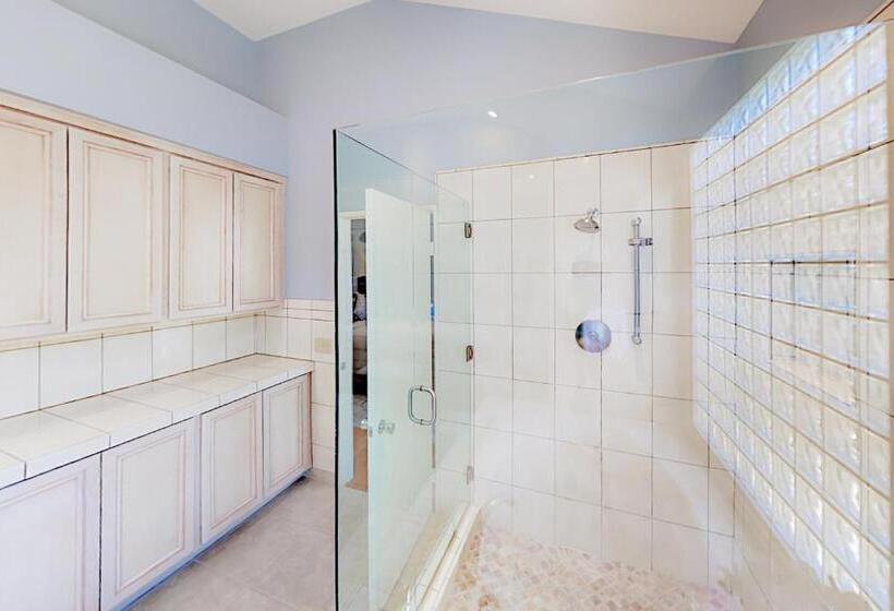 Отель Riviera Oasis