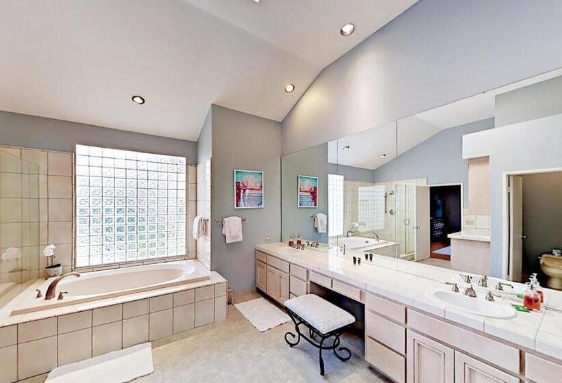 Отель Riviera Oasis